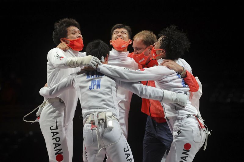 &copy; Reuters. 　７月３０日、    東京五輪はフェンシング男子エペ団体の決勝を行い、日本がロシア・オリンピック委員会（ＲＯＣ）を４５─３６で下して金メダルを獲得した。写真は決勝で勝利を決め