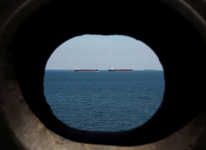 &copy; Reuters. Imagen de archivo de buques petroleros en las costas frente a Tuas en Singapur. 15 de julio, 2019. REUTERS/Edgar Su/Archivo
