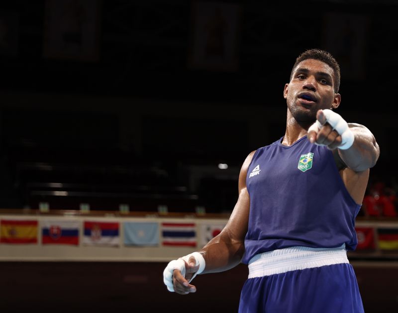 &copy; Reuters. Abner Teixeira comemora após vencer luta pelas quartas de final do torneio olímpico de boxe na Tóquio 2020
30/07/2021 Pool via REUTERS/Buda Mendes