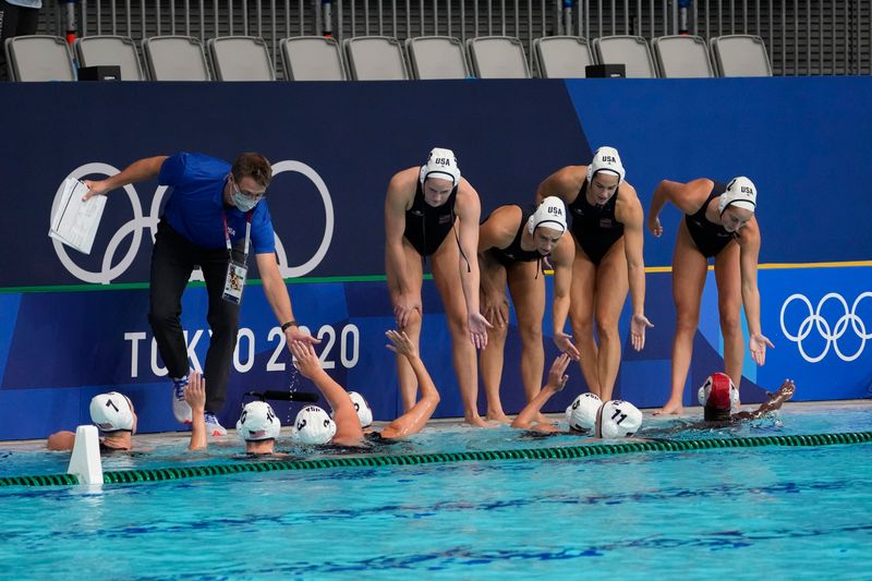 &copy; Reuters. El equipo femenino de waterpolo de Estados Unidos celebra su victoria sobre el equipo del Comité Olímpico Ruso durante los Juegos Olímpicos de Verano de Tokio 2020 en el Centro de Waterpolo Tatsumi, 30 de julio de 2021. REUTERS/Crédito obligatorio: Mi