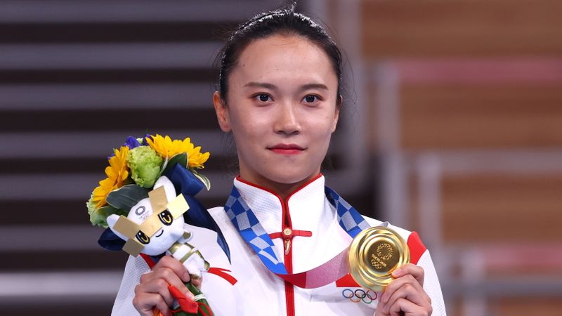 &copy; Reuters. Jul 30, 2021. 
Foto del viernes de la gimnasta china Zhu Xueying con su medalla de oro. 
REUTERS/Mike Blake