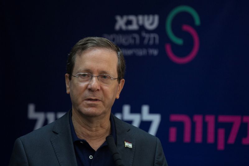 &copy; Reuters. Le président israélien Isaac Herzog (photo) a reçu vendredi une troisième dose du vaccin contre le COVID-19 de Pfizer et BioNTech, donnant le coup d'envoi d'une campagne de rappel chez les plus de 60 ans - une première mondiale - dans l'espoir de ral