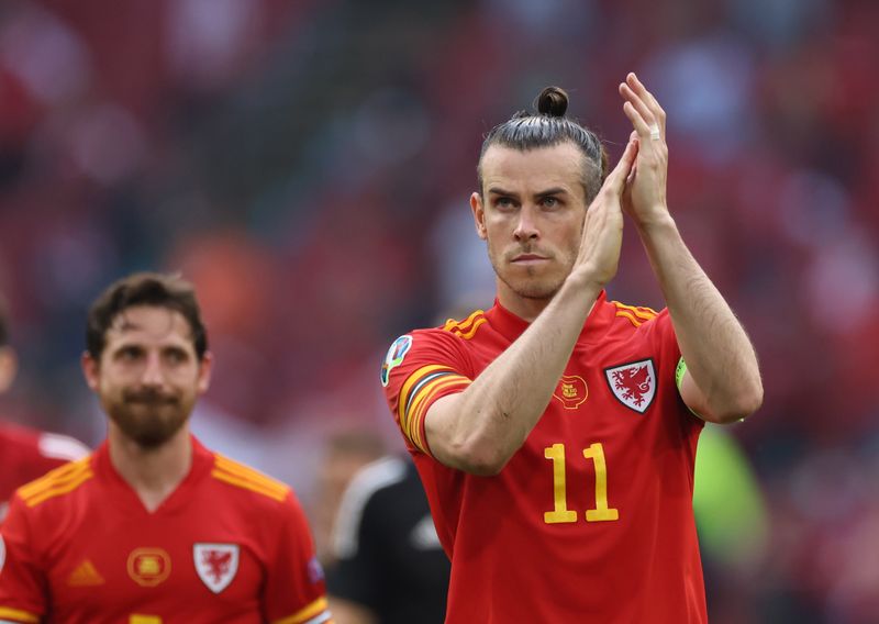 &copy; Reuters. Gareth Bale, de Gales, aplaude a los aficionados tras el partido en Ámsterdam, Holanda, el 26 de junio de 2021. Pool via REUTERS/Kenzo Tribouillard