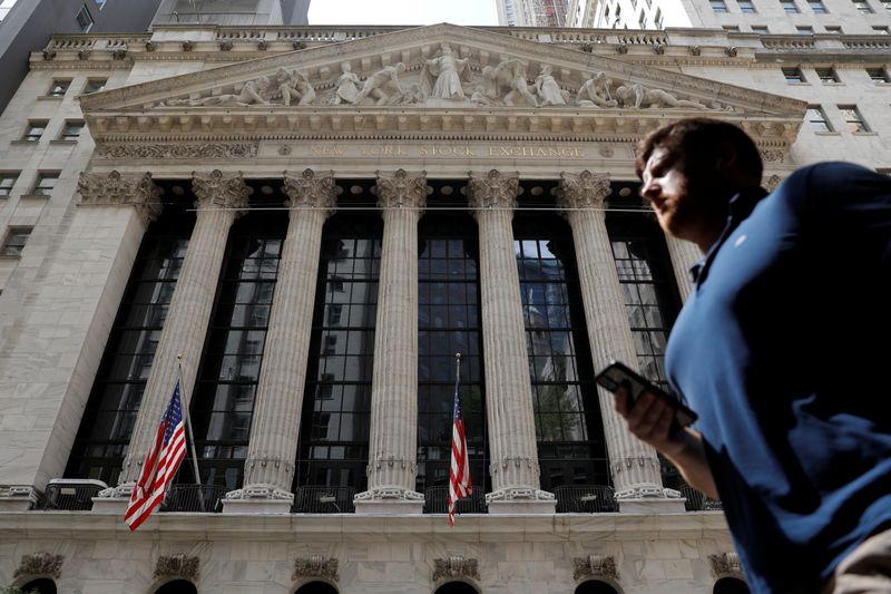 &copy; Reuters. Pessoa passa em frente à Bolsa de Nova York, na cidade de Nova York, EUA
19/07/2021
REUTERS/Andrew Kelly