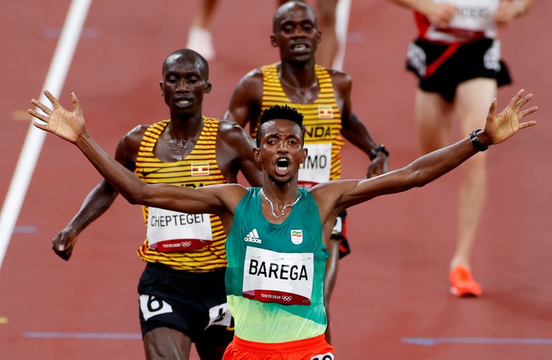 &copy; Reuters.  Jul 30, 2021. 
Foto del viernes del etíope Selemon Barega reaccionando al cruzar la meta y ganar el oro en los 10.000 mts de los Juegos de Tokio, por delante de los ugandeses Joshua Cheptegei y Jacob Kiplimo 
REUTERS/Phil Noble