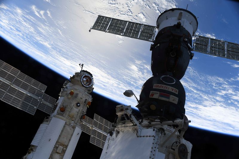 &copy; Reuters. وحدة الأبحاث الروسية الجديدة ناوكا بعد التحامها بمحطة الفضاء الدولية يوم الخميس. صورة حصلت عليها رويترز من وكالة الفضاء الروسية (روسكوزموس)