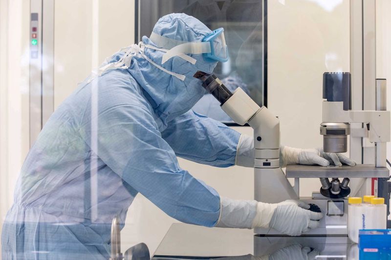 &copy; Reuters. Un ricercatore lavora all'interno di un laboratorio durante lo sviluppo del vaccino italiano ReiThera contro il COVID-19, in questa foto di dispensa non datata a Roma, Italia . REITHERA / Dispensa tramite REUTERS  
