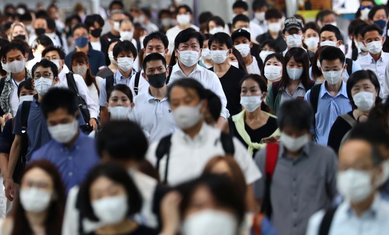 &copy; Reuters. Passageiros usando máscaras de proteção caminham em direção à estação de Shinagawa, em Tóquio
28/07/2021 REUTERS/Kim Kyung-Hoon