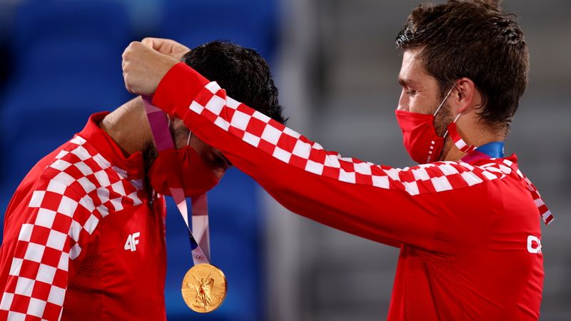 &copy; Reuters.  Jul 30, 2021.
Foto del viernes de los croatas Mate Pavic y Nikola Mektic en el podio tras ganar el oro en el dobles masculino de tenis. 
REUTERS/Edgar Su