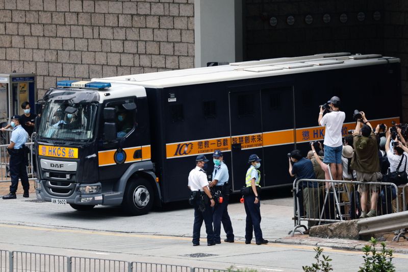 &copy; Reuters. Un fourgon de prison transportant Tong Ying-kit quitte la Haute Cour après la condamnation de Tong. Un ancien serveur hongkongais de 24 ans a été condamné vendredi à neuf ans de prison pour "terrorisme" et "incitation à la sécession" au terme du pr