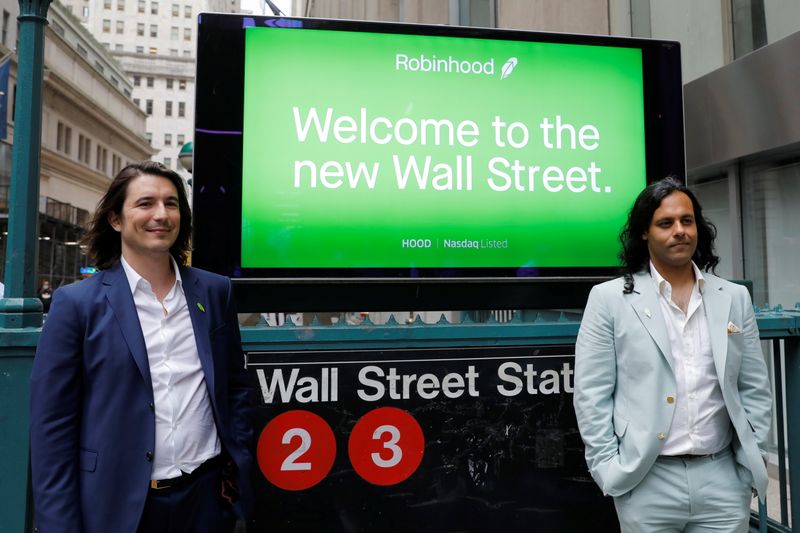 &copy; Reuters. Robinhood Markets, Inc. CEO and co-founder Vlad Tenev and co-founder Baiju Bhatt pose with Robinhood signage on Wall Street after the company's IPO in New York City, U.S., July 29, 2021.  REUTERS/Andrew Kelly