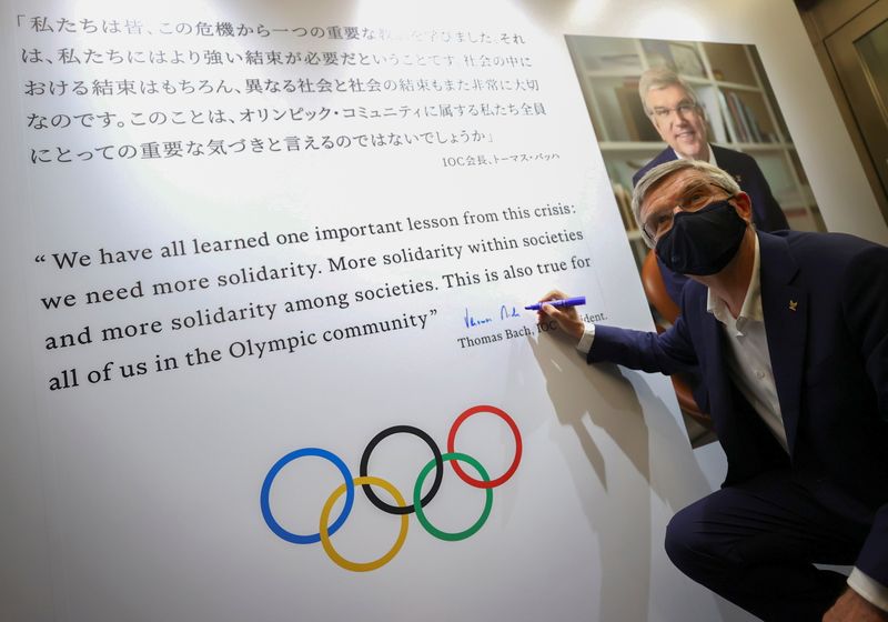 &copy; Reuters. Foto del viernes del presidente del COI, Thomas Bach, autografiando un mural en una exhibición sobre la historia de los Juegos en Tokio. 
 Jul 30, 2021. REUTERS/Issei Kato/Pool