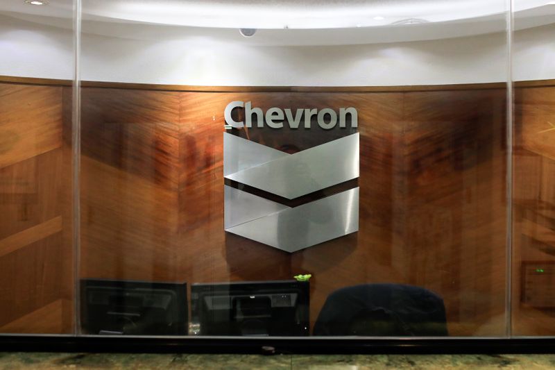 &copy; Reuters. Chevron et Exxon, les deux principales compagnies pétrolières américaines, ont publié vendredi des bénéfices supérieurs aux attentes du marché grâce au rebond de la demande en hydrocarbures et en produits pétrochimiques. /Photo d'archives/REUTER