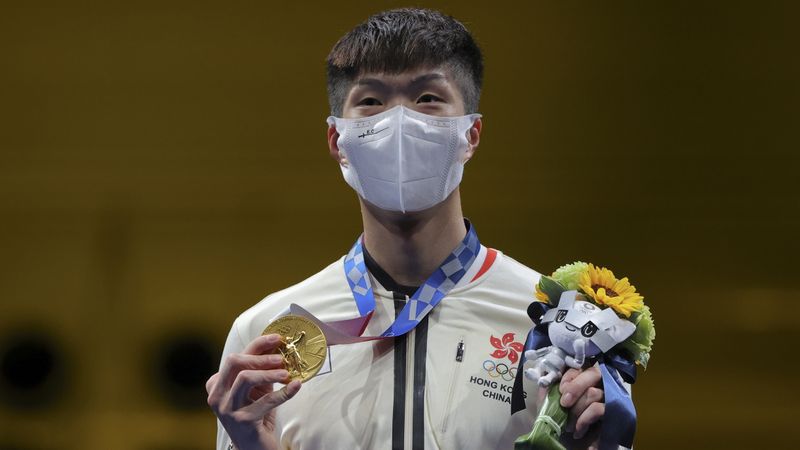 &copy; Reuters. La police de Hong Kong a déclaré vendredi avoir arrêté un homme de 40 ans qui avait hué l'hymne national chinois dans un centre commercial alors qu'était diffusé en direct le sacre olympique, une première en 25 ans, de l'escrimeur hongkongais Cheu