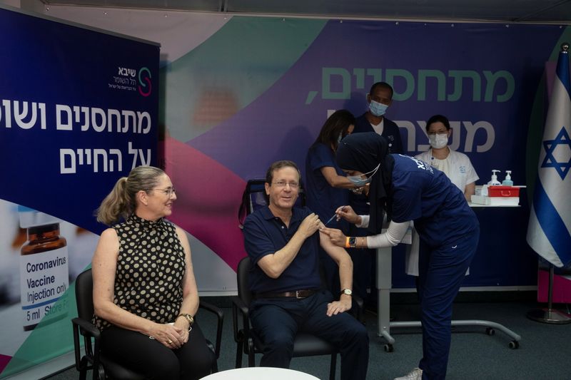 &copy; Reuters. Presidente de Israel, Isaac Herzog, recebe 3ª dose de vacina contra Covid-19, ao lado da mulher, Michal, no Centro Médico Sheba, em Ramat Gan
30/07/2021
Maya Alleruzzo/Pool via REUTERS
