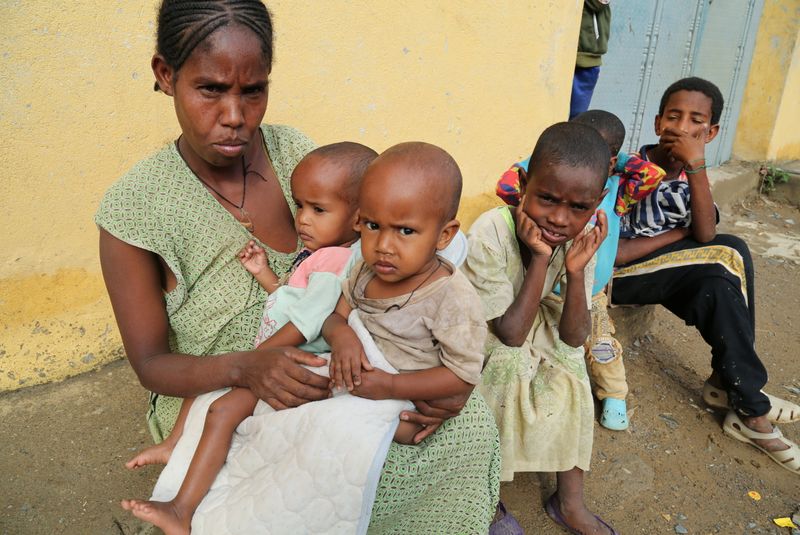 &copy; Reuters. Tsegy Kiday, una madre soltera desplazada de 34 años, es acompañada por sus cinco hijos en Nebelet, región de Tigray, Etiopia. 11 de julio, 2021. REUTERS/Giulia Paravicini