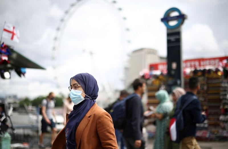 &copy; Reuters. Pessoas caminham sobre a Ponte de Westminster em meio à pandemia de Covid-19 em Londres
04/07/2015 REUTERS/Henry Nicholls