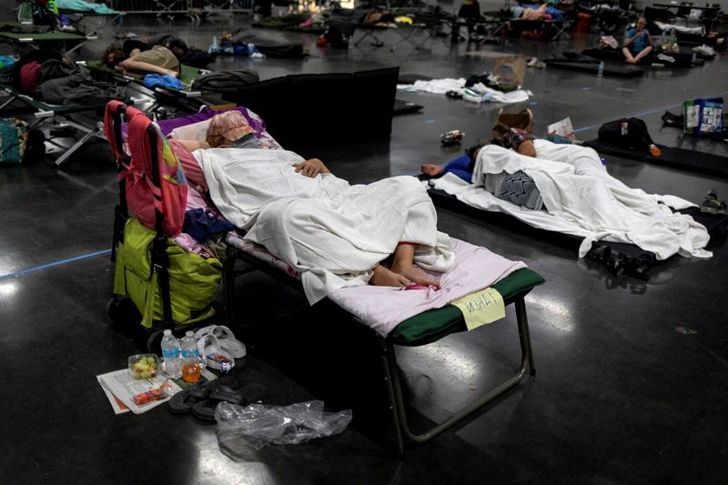 &copy; Reuters. FILE PHOTO: People sleep at a cooling shelter set up during an unprecedented heat wave in Portland, Oregon, U.S. June 27, 2021. REUTERS/Maranie Staab