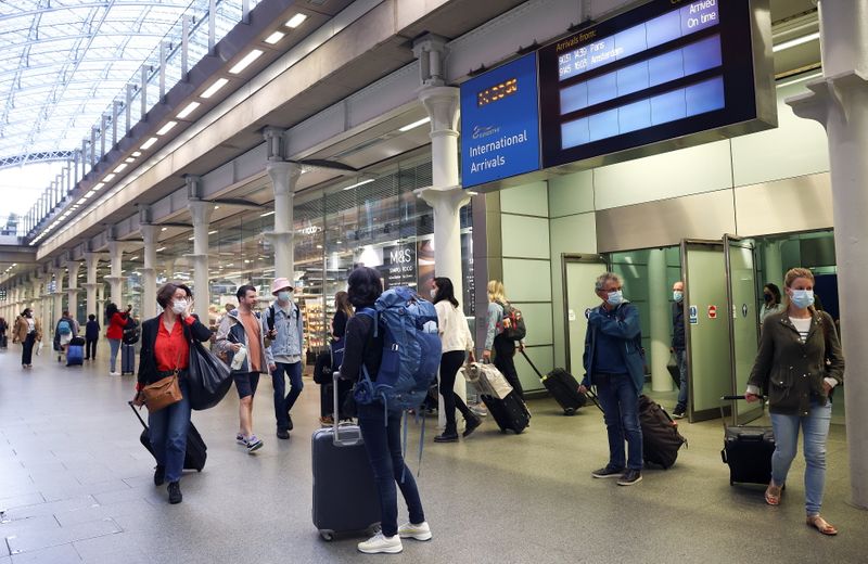 &copy; Reuters. Foto del viernes de pasajeros saliendo de la estación St Pancras tras el arribo de un tren Eurostar desde Paris
Jul 30, 2021. REUTERS/Henry Nicholls