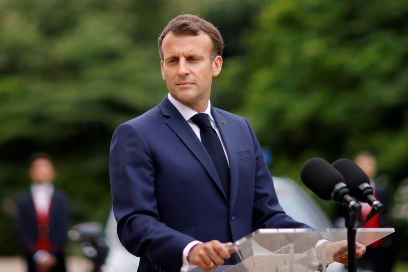 &copy; Reuters. El presidente francés, Emmanuel Macron, asiste a una declaración conjunta con la presidenta de la Comisión Europea, Ursula von der Leyen (no se ve) en el Palacio del Elíseo en París, Francia, el 23 de junio de 2021. REUTERS/Gonzalo Fuentes
