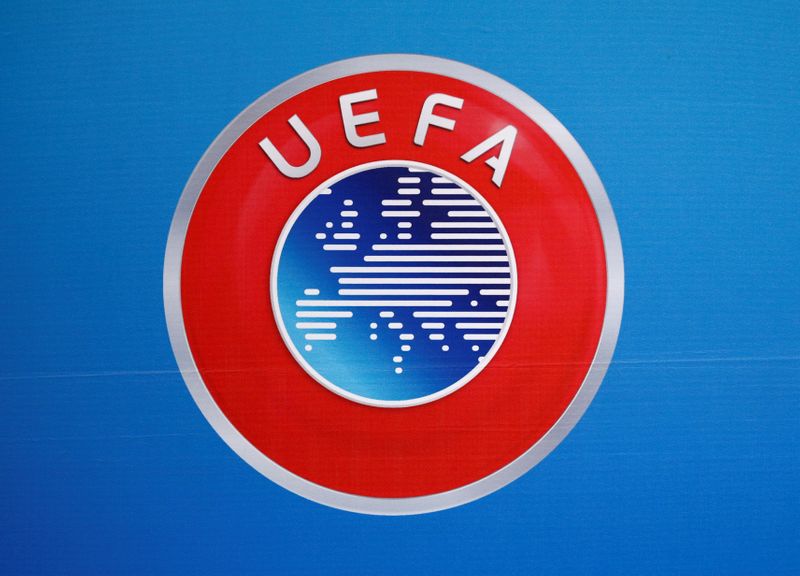 © Reuters. شعار الاتحاد الأوروبي لكرة القدم (اليويفا) قبل مؤتمر صحفي في نيون بسويسرا في صورة من أرشيف رويترز.