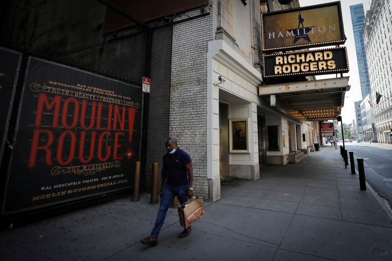 &copy; Reuters. Um homem transita em frente ao Teatro Richard Rodgers, que está fechado, e é palco do popular musical "Hamilton", na Broadway
02/07/2020
REUTERS/Mike Segar