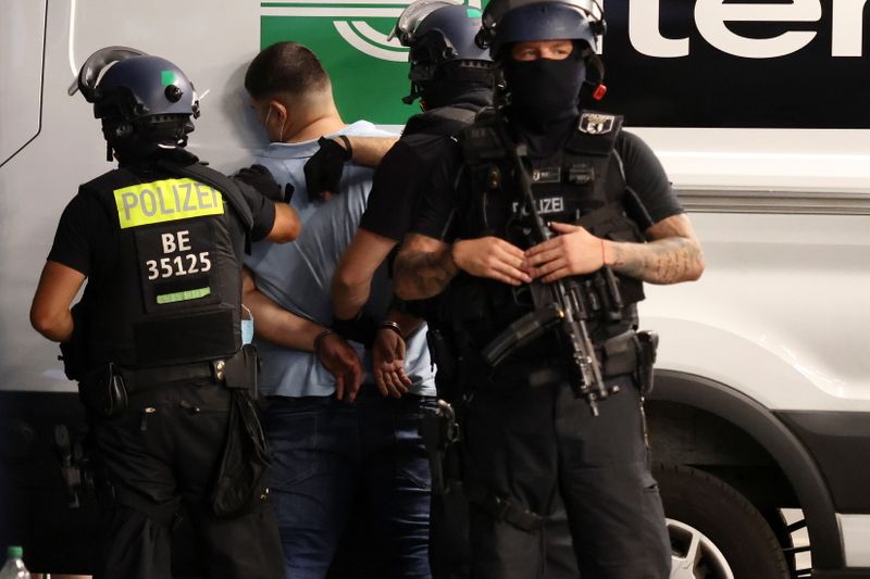 © Reuters. ضباط شرطة يعتقلون شخصيا في أعقاب إطلاق رصاص في برلين يوم الجمعة. تصوير: كريستيان مانج - رويترز
