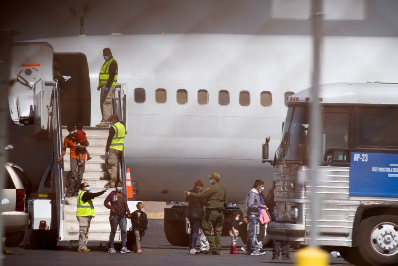 &copy; Reuters. IMAGEN DE ARCHIVO. Migrantes llegan en un vuelo charter en El Paso, Texas, EEUU. Marzo 17, 2021.  REUTERS/Paul Ratje