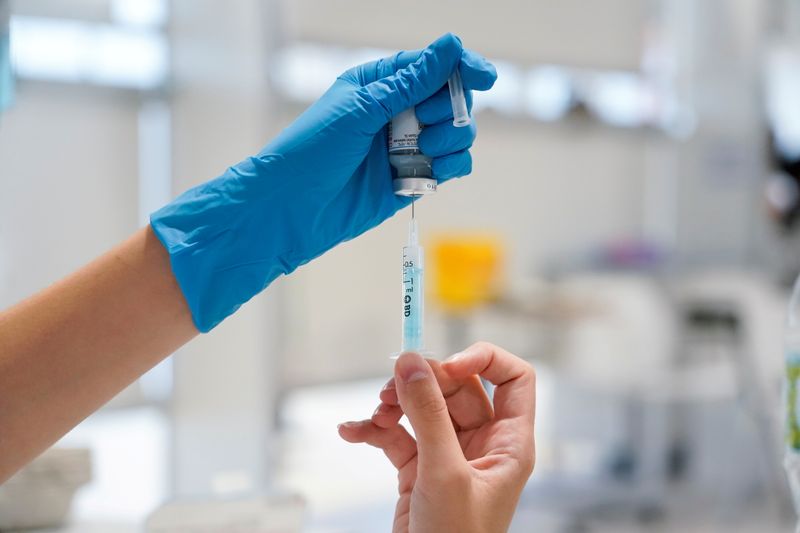 &copy; Reuters. Enfermeira prepara seringa com dose da vacina da Moderna contra a Covid-19 em hospital de Madri, Espanha
23/07/2021
REUTERS/Juan Medina