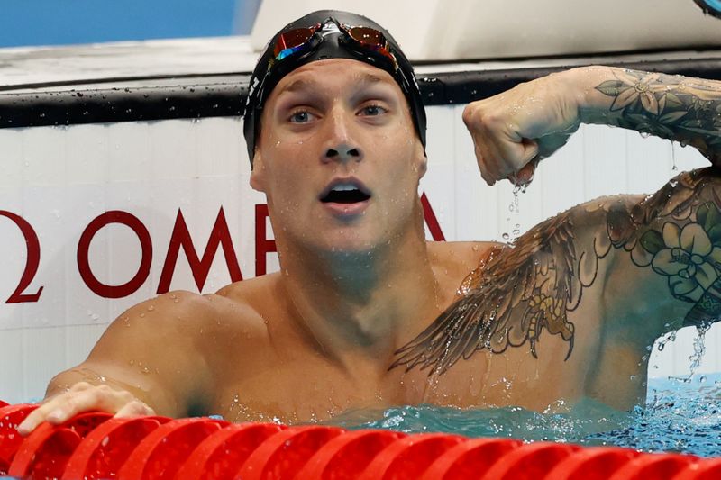 &copy; Reuters. الأمريكي كاليب دريسل يحتفل بفوزه بذهبية سباق 100 متر فراشة في السباحة بأولمبياد طوكيو يوم السبت. تصوير: كارل ريسيني - رويترز