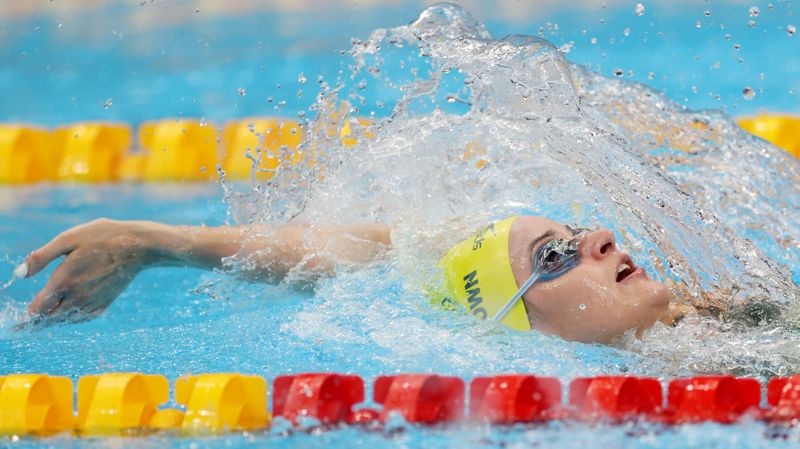 &copy; Reuters. الأسترالية كايلي ماكيون خلال مشاركتها في سباق 200 متر ظهرا للسيدات في السباحة بأولمبياد طوكيو يوم السبت. تصوير: كارل ريسيني - رويترز.