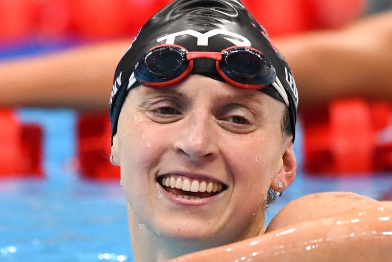 &copy; Reuters. الأمريكية كاتي ليديكي تحتفل بفوزها بذهبية سباق 800 متر حرة للسيدات في السباحة بأولمبياد طوكيو يوم السبت. تصوير: بيروشكا فان دي فوف - رويترز.