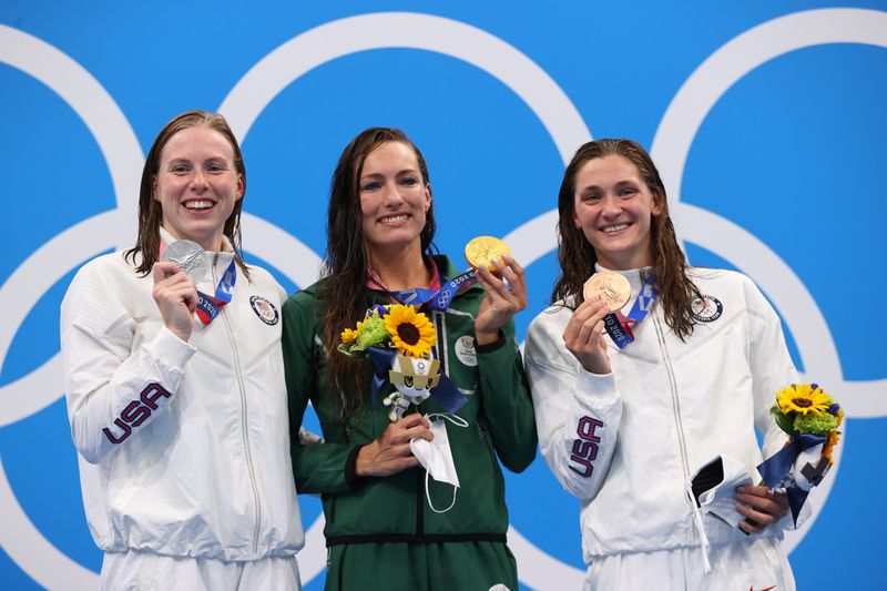 &copy; Reuters. 東京五輪に出場している競泳女子の米国代表リリー・キング（左）は３０日、米国チームが競泳で金メダルよりも銀と銅が多いことへの批判に対し、金メダルだけが称賛されるべきではない