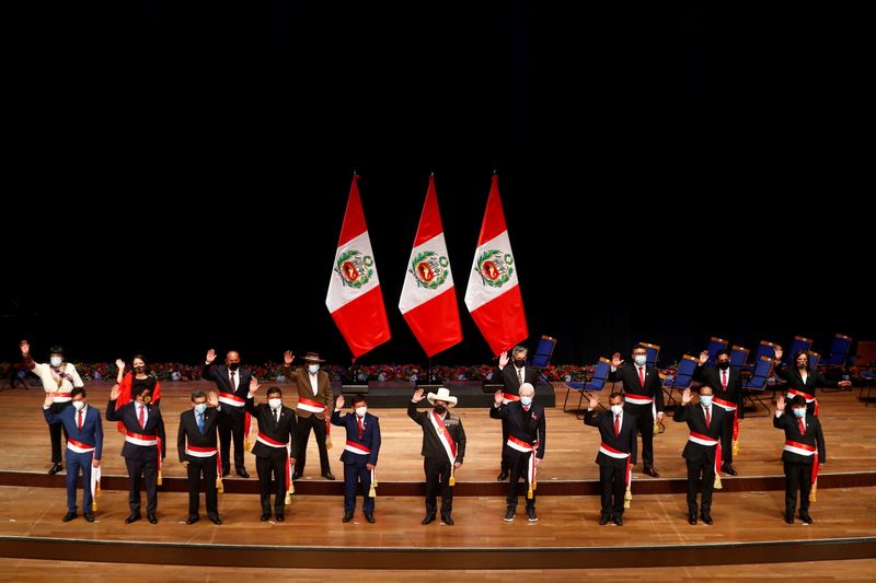 &copy; Reuters. El presidente de Perú, Pedro Castillo (al centro), saluda junto a los miembros recién nombrados de su gabinete, en Lima, Perú. Foto tomada el 29 de julio de 2021. Presidencia de Perú/vía REUTERS. ATENCIÓN EDITORES -  ESTA IMAGEN HA SIDO ENTREGADA PO