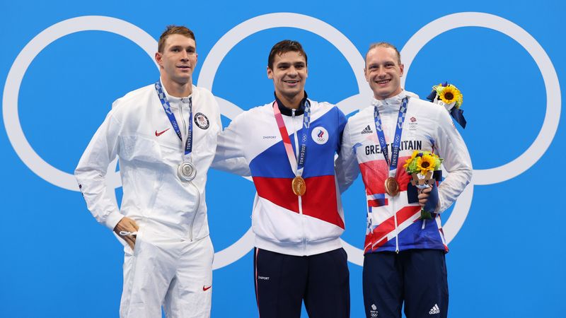 &copy; Reuters. 東京五輪の競泳男子２００メートル背泳ぎで銀メダルを獲得したライアン・マーフィー（左）が、レース後に「クリーンではないレースで泳いでいる」と選手のドーピングを示唆するような