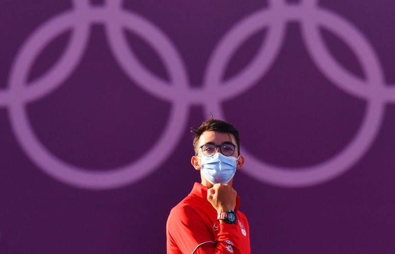 &copy; Reuters. التركي ميتي جازوز يحتفل بفوزه بذهبية بلقب فردي الرجال في القوس والسهم في أولمبياد طوكيو 2020 يوم السبت. صورة لرويترز.