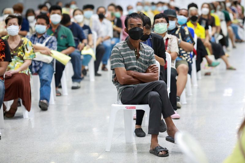 &copy; Reuters. FILE PHOTO: People queue at the Central Vaccination Center as Thailand begins offering first doses of the AstraZeneca vaccine to at-risk groups amid the coronavirus (COVID-19) outbreak in Bangkok, Thailand, July 26, 2021. REUTERS/Soe Zeya Tun