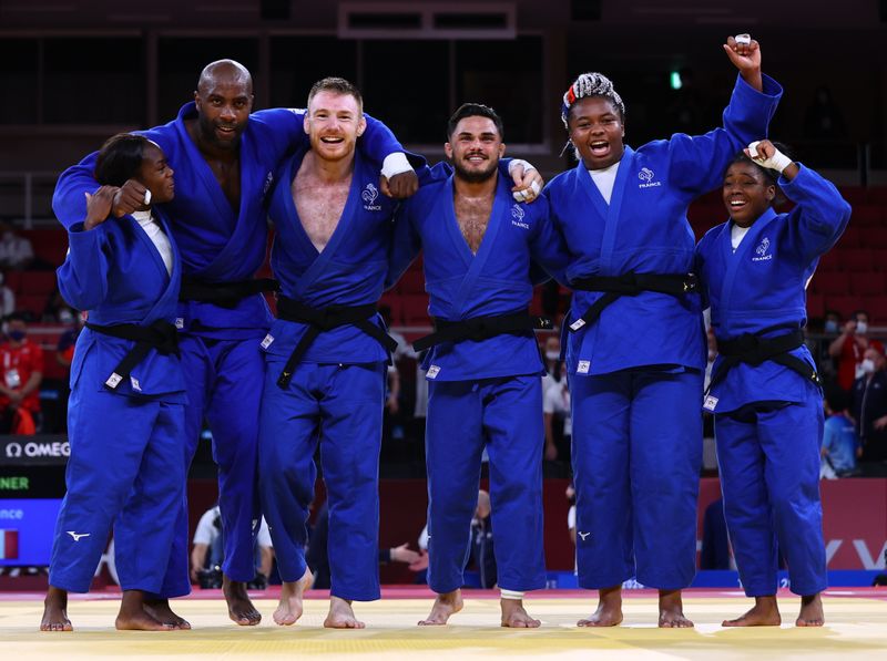 &copy; Reuters. الفريق الفرنسي يحتفل بفوزه بذهبية في الجودو خلال منافسات أولمبياد طوكيو 2020 يوم السبت. تصوير: سيرجيو بيريز - رويترز.