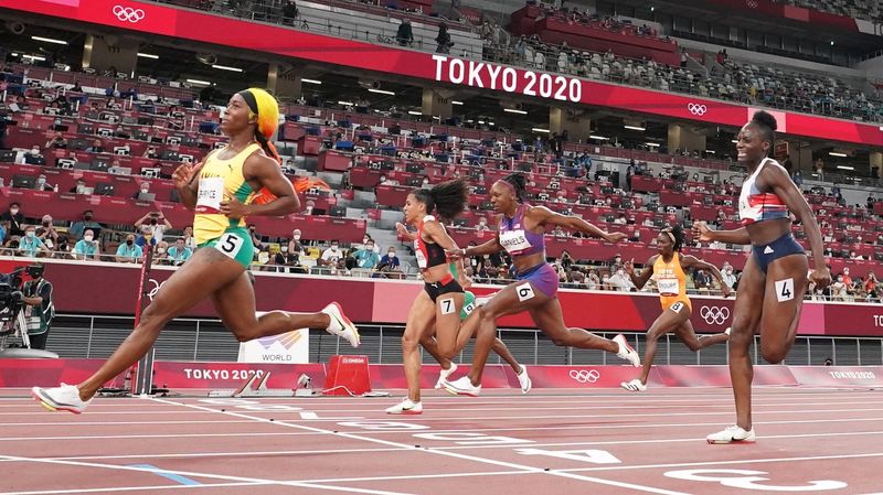 &copy; Reuters.  Jul 31, 2021. 
Foto del sábado de Shelly-Ann Fraser-Pryce, de Jamaica, cruzando la meta primera en las semifinales de los 100 mts planos. 
REUTERS/Peter Jebautzke