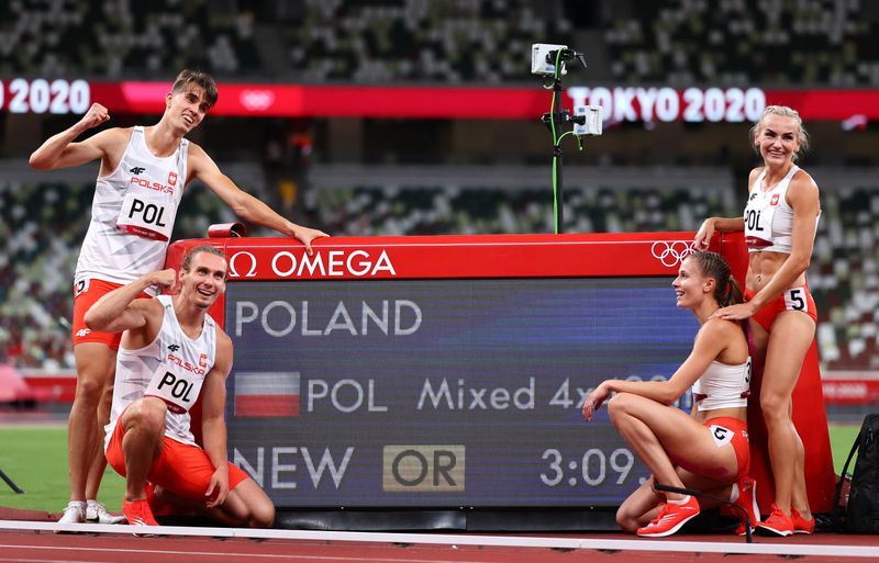 &copy; Reuters. الفريق الهولندي يحتفل بفوزه بذهبية سباق التتابع المختلط أربعة في 400 متر ضمن منافسات ألعاب القوى بأولمبياد طوكيو 2020 يوم السبت. تصوير: لوسي ني