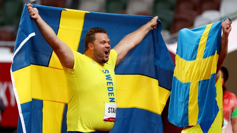 &copy; Reuters. السويدي دانييل ستول يحتفل بفوزه بذهبية رمي القرص للرجال ضمن منافسات ألعاب القوى بأولمبياد طوكيو يوم السبت. تصوير: كاي فافنباخ - رويترز.