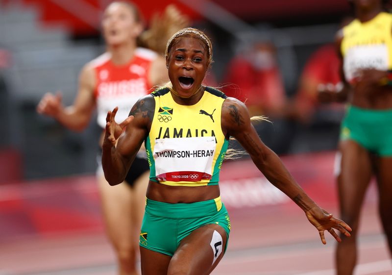 &copy; Reuters. العداءة الجاميكية إيلين طومسون-هيرا تحتفل بفوزها بذهبية 100 متر للسيدات في أولمبياد طوكيو يوم السبت. تصوير: كاي فافنباخ - رويترز.