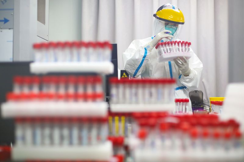 &copy; Reuters. FOTO DE ARCHIVO: Un personal médico con traje de protección trabaja en un laboratorio de pruebas de ácido nucleico del Primer Hospital de Nankín tras una prueba masiva en toda la ciudad para la enfermedad del coronavirus (COVID-19) en Nankín, en la p