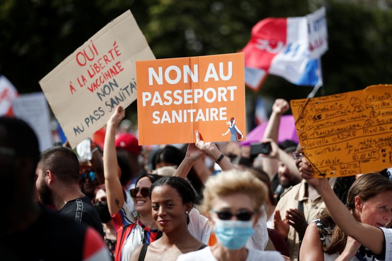 &copy; Reuters. Plusieurs manifestations contre l'instauration du pass sanitaire et contre l'obligation vaccinale pour certaines professions se sont élancées cet après-midi en France, pour le troisième samedi d'affilée. /Photo prise le 24 juillet 2021/REUTERS/Benoit