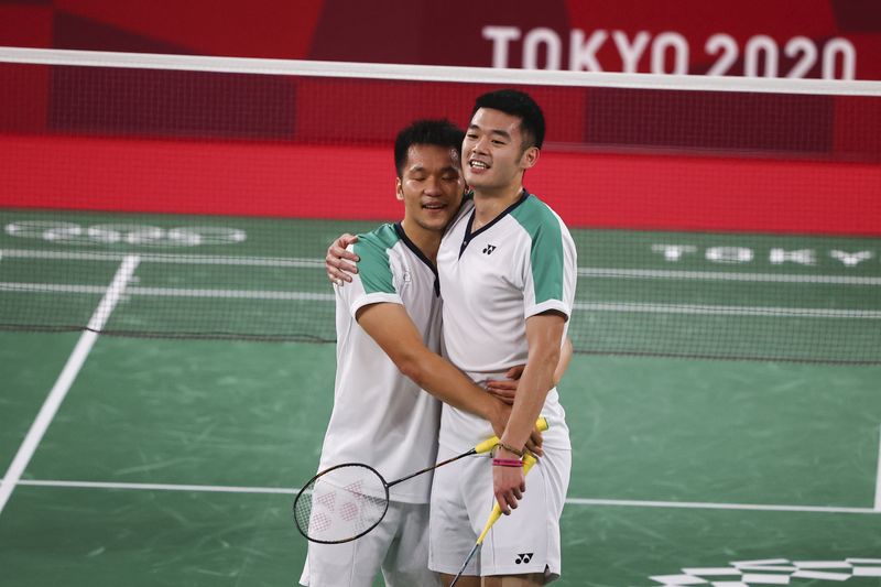 &copy; Reuters. الثنائي التايواني لي يانج ووانج تشي-لين يحتفلان بفوزهما بذهبية زوجي الرجال في الريشة الطائرة بأولمبياد طوكيو 2020 يوم السبت. تصوير: حمد لمحمد 