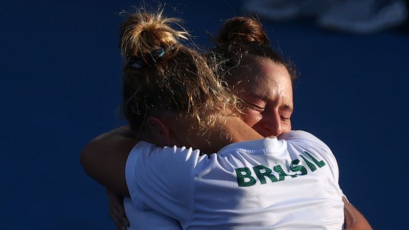 &copy; Reuters.  Jul 31, 2021. 
Foto del sábado de las tenistas brasileñas Laura Pigossi y Luisa Stefani celebrando tras ganar el bronce en el dobles femenino de los Juegos de Tokio. 
REUTERS/Yara Nardi
