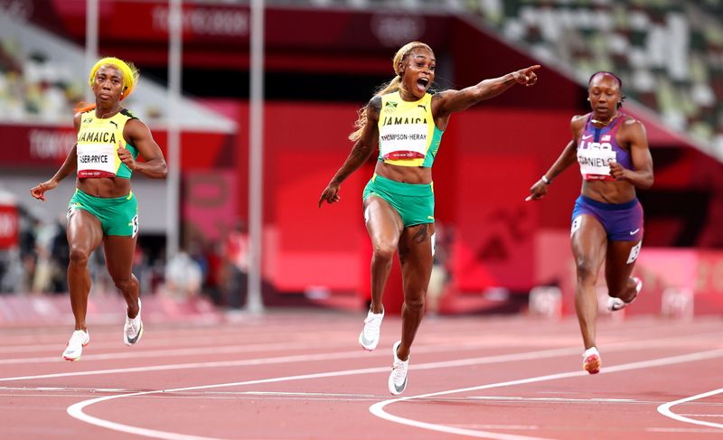 © Reuters. Jul 31, 2021. 
Foto del sábado de la jamaicana Elaine Thompson-Herah celebrando tras ganar la final de los 100 metros planos. 
REUTERS/Lucy Nicholson 
