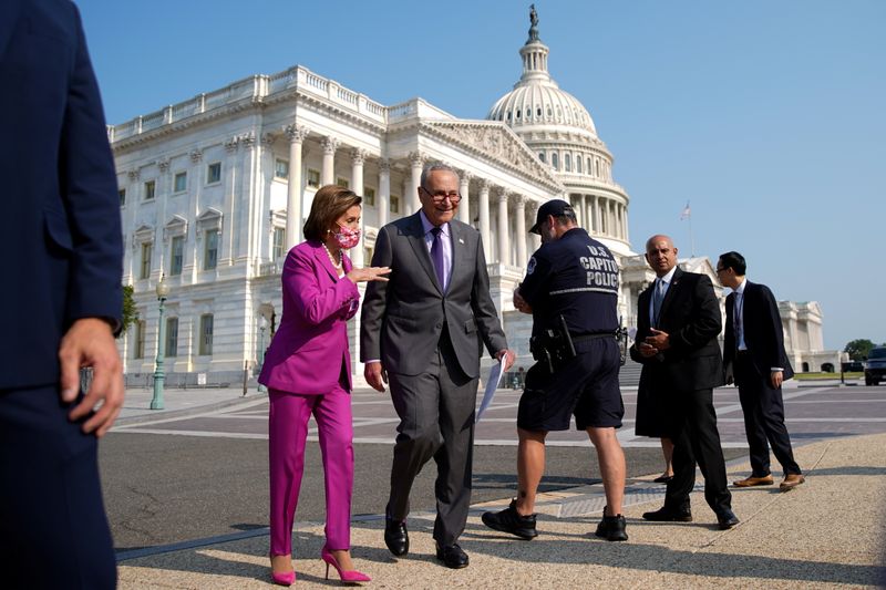 &copy; Reuters. FOTO DE ARCHIVO-La presidenta de la Cámara de Representantes, Nancy Pelosi y el líder de la mayoría del Senado, Chuck Schumer, hablan antes de comenzar una conferencia de prensa en el exterior del Capitolio de Estados Unidos, en Washington, Estados Uni