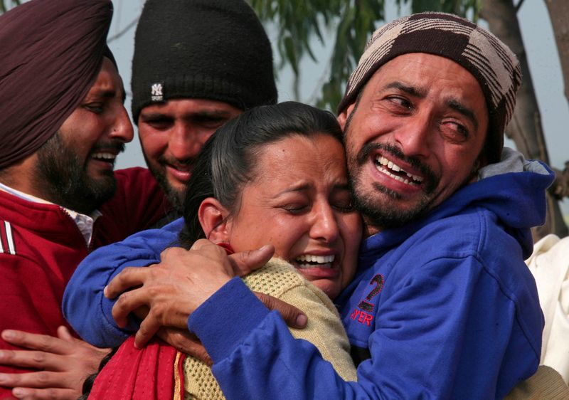 © Reuters. صورة من أرشيف رويترز لاقارب أحد ضحايا هجوم 2019 الذي أودى بحياة 40 من القوات شبه العسكرية الهندية وهم يبكون خلال جنازته في ولاية البنجاب.