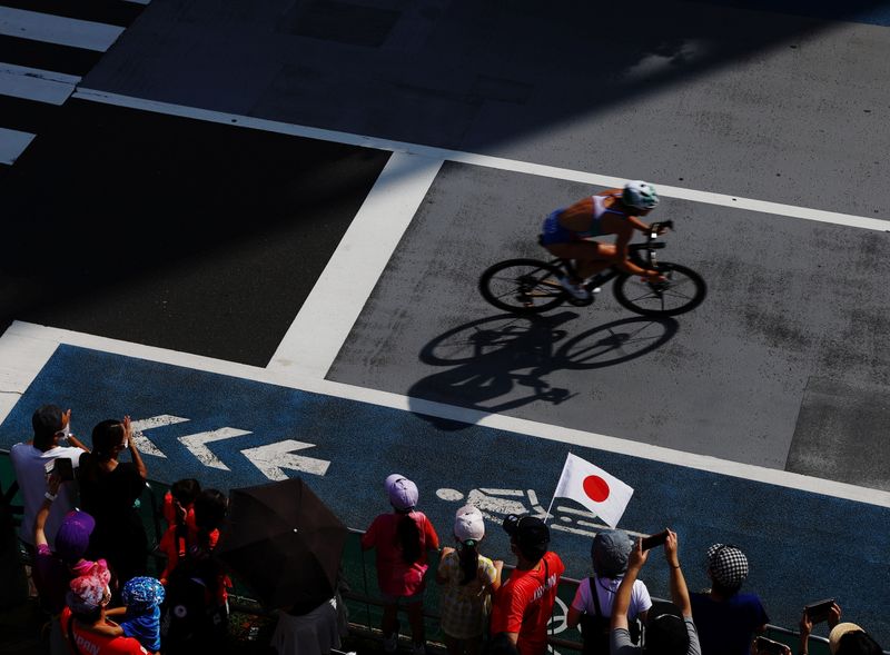 &copy; Reuters. Foto del sábado de espectadores viendo la prueba de triatlón en los Juegos de Tokio. 
Jul 31, 2021.   REUTERS/Kim Kyung-Hoon
